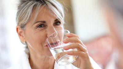 فواید نوشیدن آب در سالمندان